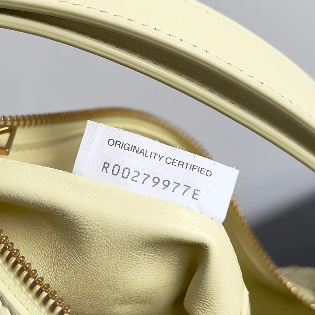 Batch 1360 It is predicted that BV Bottega’s lunch bag will be popular again this year. The entire bag is made of top nappa lambskin, which is very soft and lightweight. It also uses the intrecciato weaving process that the two founders spent several months developing from the beginning of the brand. It is completely hand-woven by Italian craftsmen. It perfectly reflects the craftsmanship of Bottega. The entire bag shape is also a very practical and popular lunch box bag type. The slightly curved arc of the bag mouth can also better fit our wrists. Style number: 754443 Size: 22*13*9